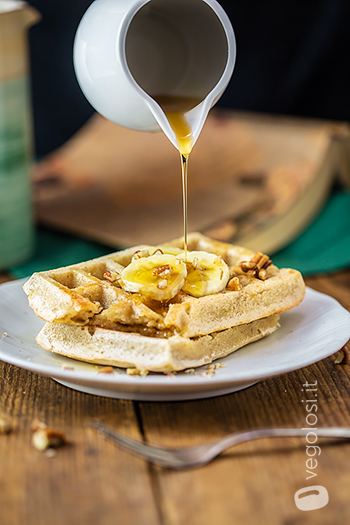 Waffle vegani alle banane e noci pecan