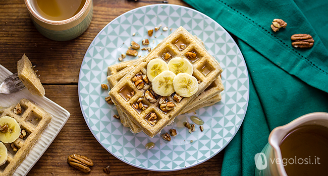 Waffle vegani alle banane e noci pecan