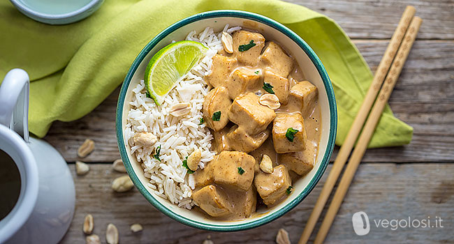 tofu con arachidi e riso al cocco