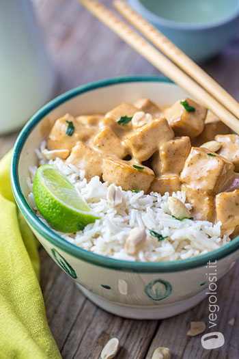 tofu con arachidi e riso al cocco