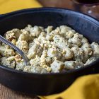 Gnocchi di farina di farro e patate al prezzemolo con sugo di tofu affumicato