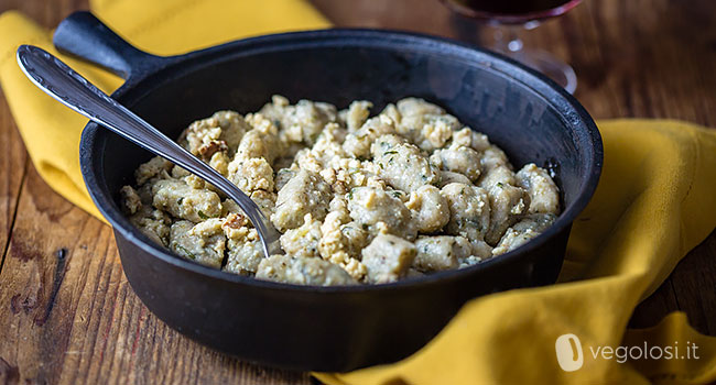 Gnocchi di farina di farro e patate al prezzemolo con sugo di tofu affumicato