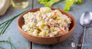 Insalata cremosa di patate e verdure