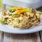 Lasagne di pane carasau alle zucchine, fiori di zucca, noci e tofu affumicato