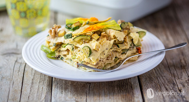 Lasagne di pane carasau alle zucchine, fiori di zucca, noci e tofu affumicato