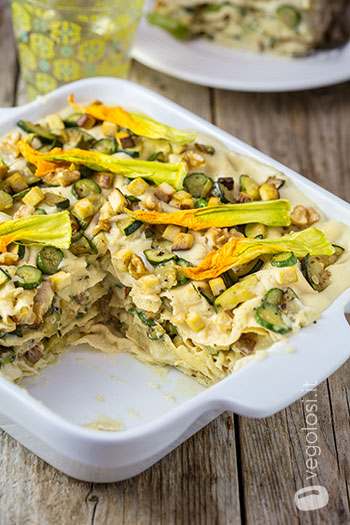 Lasagne di pane carasau alle zucchine, fiori di zucca, noci e tofu affumicato