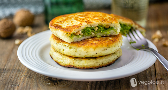 Potato cakes ripiene di piselli al rosmarino