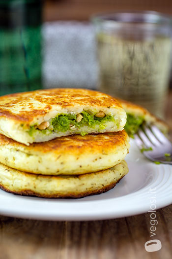 Potato cakes ripiene di piselli al rosmarino