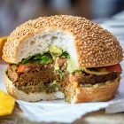 Maxi Hamburger vegani di ceci neri, noci e cipolle caramellate