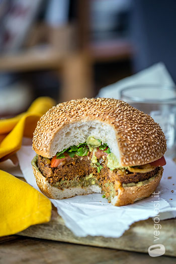 Maxi Hamburger vegani di ceci neri, noci e cipolle caramellate