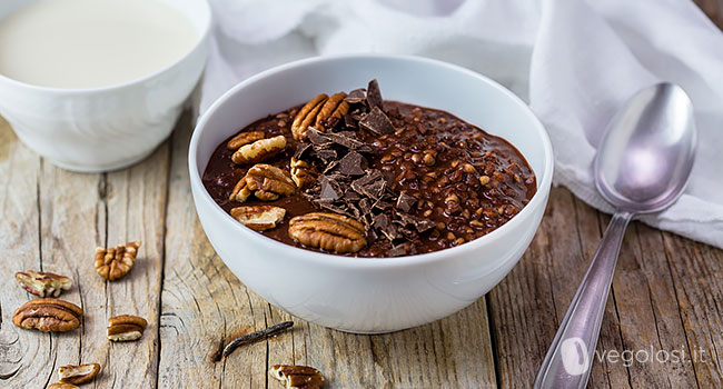 Porridge vegano di grano saraceno al cioccolato speziato