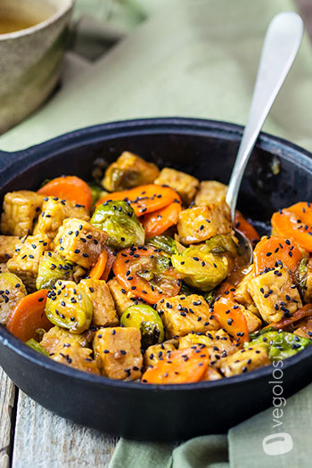 Spadellata di tempeh e cavoletti di Bruxelles
