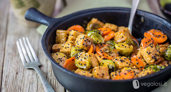 Spadellata di tempeh e cavoletti di Bruxelles