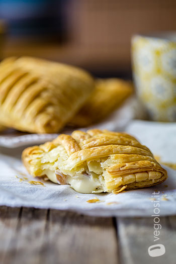 Brioche al formaggio vegetale con pere, noci e sciroppo d'acero