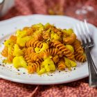 Fusilli di lenticchie rosse con cavolfiore alla curcuma