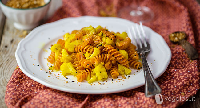 Fusilli di lenticchie rosse con cavolfiore alla curcuma