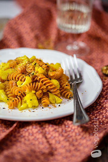 Fusilli di lenticchie rosse con cavolfiore alla curcuma