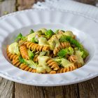 Fusilli di lenticchie rosse con cavolo romanesco e besciamella di patate al curry