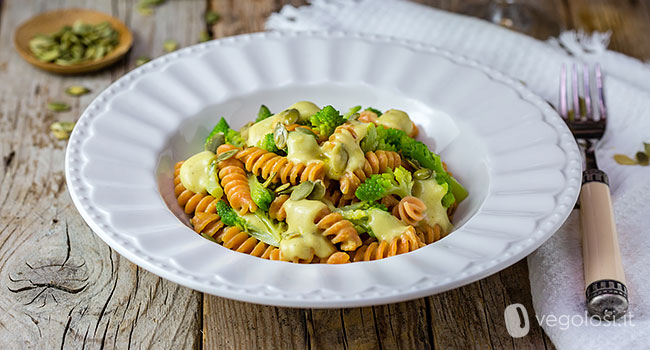 Fusilli di lenticchie rosse con cavolo romanesco e besciamella di patate al curry