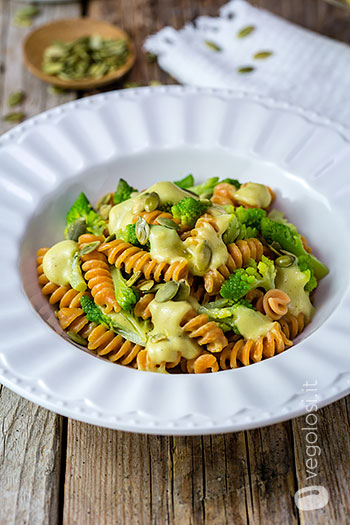 Fusilli di lenticchie rosse con cavolo romanesco e besciamella di patate al curry