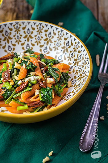 Penne di lenticchie rosse con cime di rapa e pomodori secchi