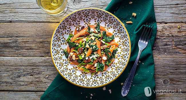 Penne di lenticchie rosse con cime di rapa e pomodori secchi