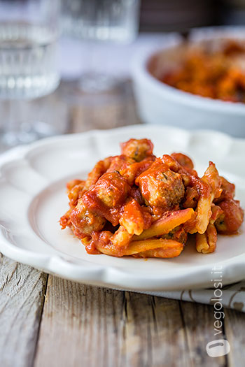Casarecce di ceci al forno con polpettine di pane