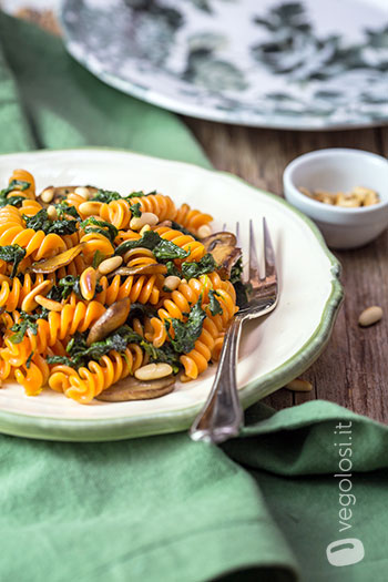 fusilli di lenticchie rosse spinaci funghi pinoli