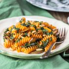 fusilli di lenticchie rosse spinaci funghi pinoli