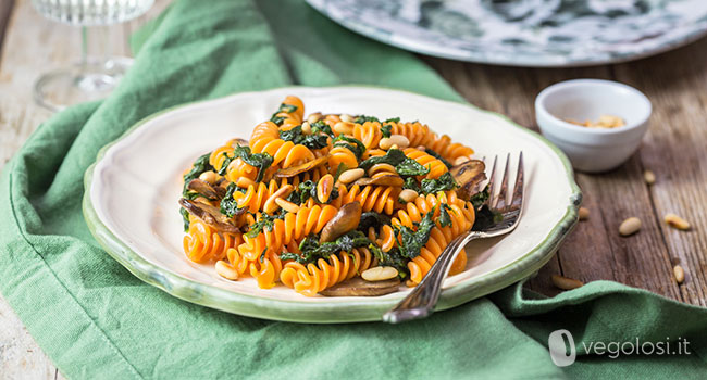 fusilli di lenticchie rosse spinaci funghi pinoli