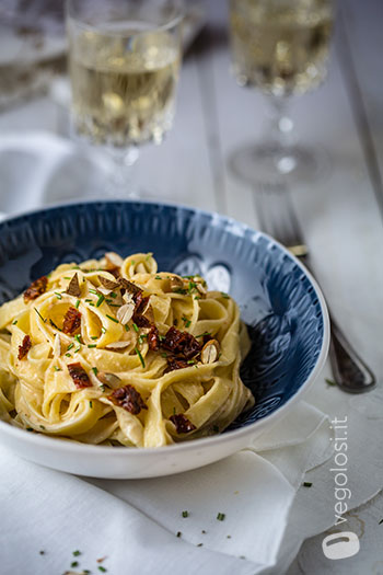 Tagliatelle con crema di mandorle speziata