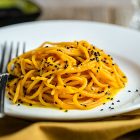 Spaghetti di lenticchie rosse con crema di carote e zucca