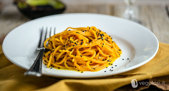 Spaghetti di lenticchie rosse con crema di carote e zucca