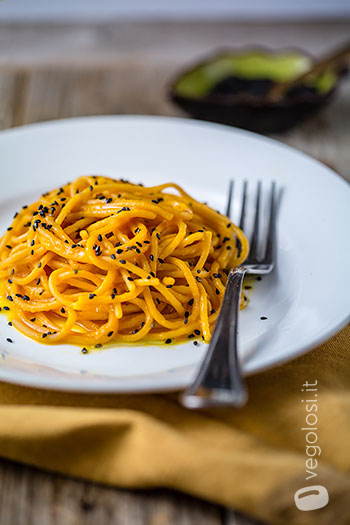 Spaghetti di lenticchie rosse con crema di carote e zucca