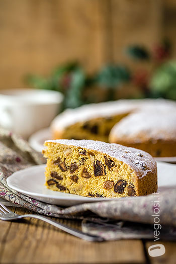 Torta vegan di polenta ai fichi secchi e nocciole