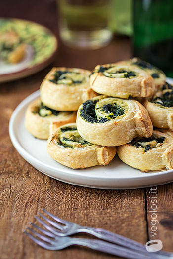 Girelle di sfoglia agli spinaci e crema di carciofi
