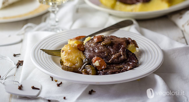 Brasato di seitan al vino rosso e polenta