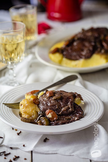 Brasato di seitan al vino rosso e polenta