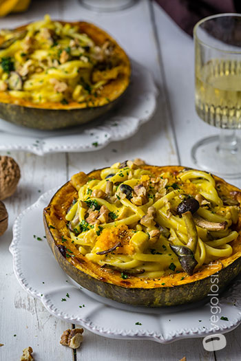 zucca ripiena di linguine ai funghi e tempeh