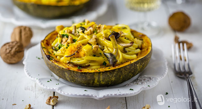 zucca ripiena di linguine ai funghi e tempeh