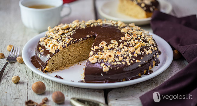 Torta vegana alle nocciole con ganache al cioccolato - Video ricetta