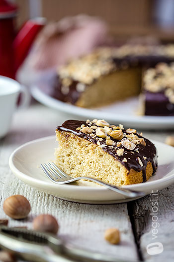 Torta vegana alle nocciole con ganache al cioccolato - Video ricetta