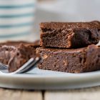 Brownies vegan al cioccolato e alle patate dolci senza glutine