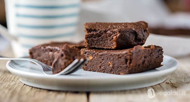Brownies vegan al cioccolato e alle patate dolci senza glutine