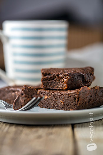 Brownies vegan al cioccolato e alle patate dolci senza glutine