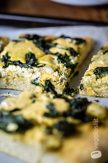 Pizza al cavolo nero, pesto e crema di tofu