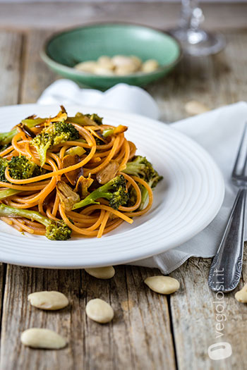 Spaghetti di lenticchie rosse con broccoli alla soia e mandorle