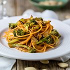 Spaghetti di lenticchie rosse con broccoli alla soia e mandorle