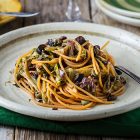 Spaghetti di lenticchie rosse con scarola e capperi