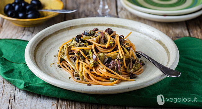 Spaghetti di lenticchie rosse con scarola e capperi